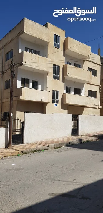 عمارة من اربع طوابق العمارة فارغة