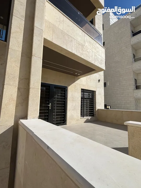 شقة ارضية مع مدخل خاص و ترس في البنيات قرب مدارس الحصاد