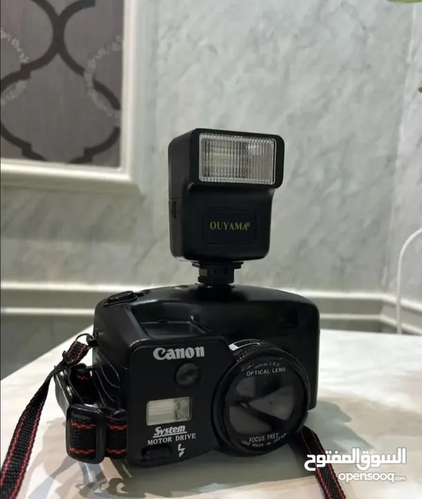كاميرا فيلم مدمجة من Canon، وتتميز بعدسة بصرية مقاس 50 مم. بسعر رخيص