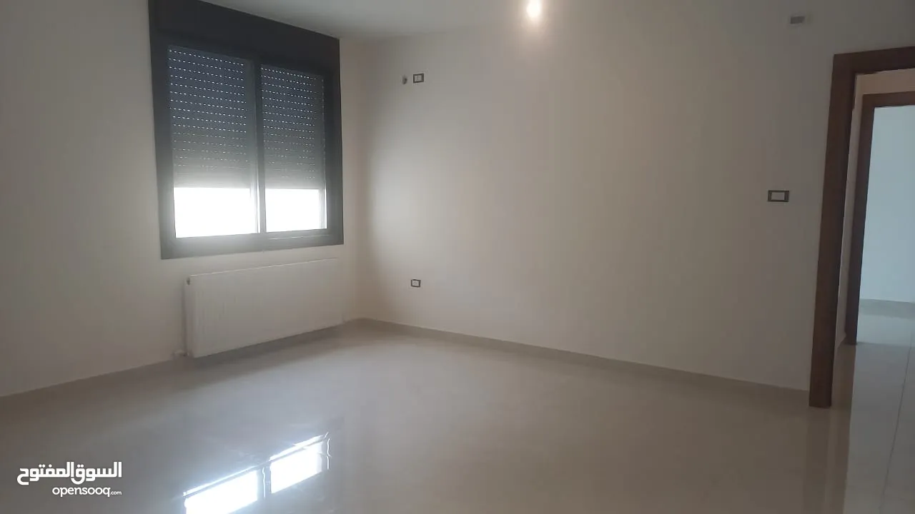 شقه فارغة للإيجار لم تسكن في منطقة الحمر 220 متر