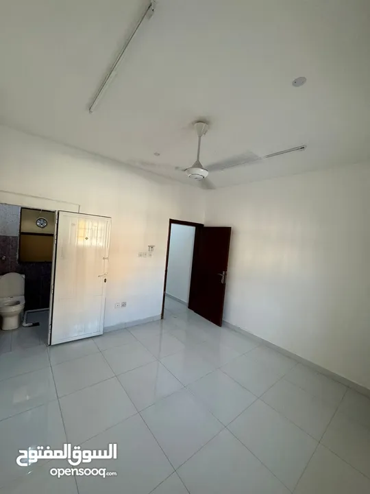 2 استوديو غرفه وحمام ومطبخ بالخوير مقابل مسجد ابو القاسم و استديو كبير studio for rent in alkhawir