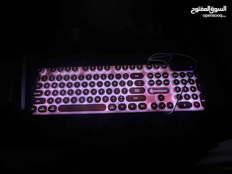 Glowing Pink Typewriter Style Keyboard لوحة مفاتيح ستايل الطابعة الكلاسيكي مضيء اللون وردي راقي جداً