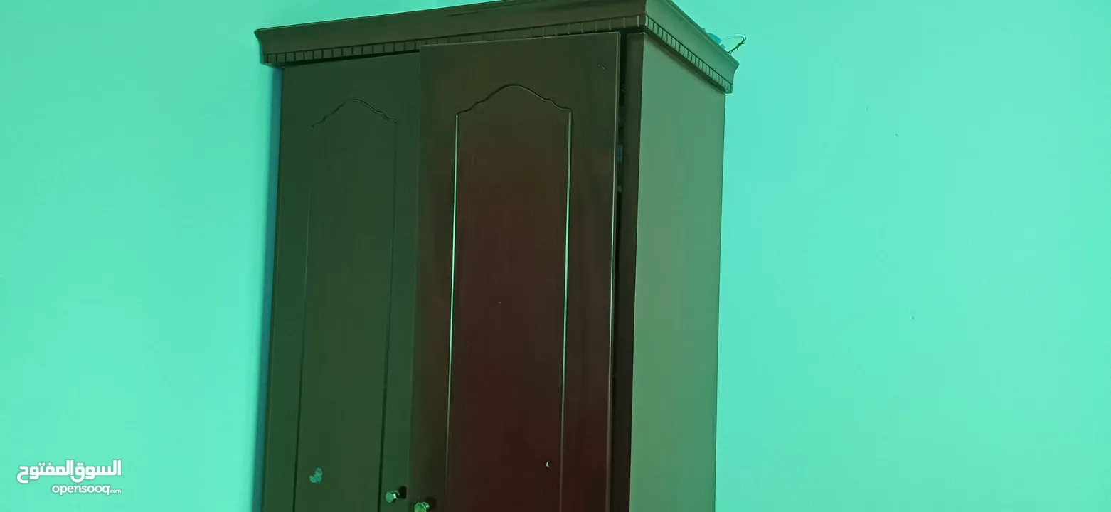 أثاث مستعمل كنبه غرفه جلوس  بحاله جيده وخزانه درفتين خشب ثقيل