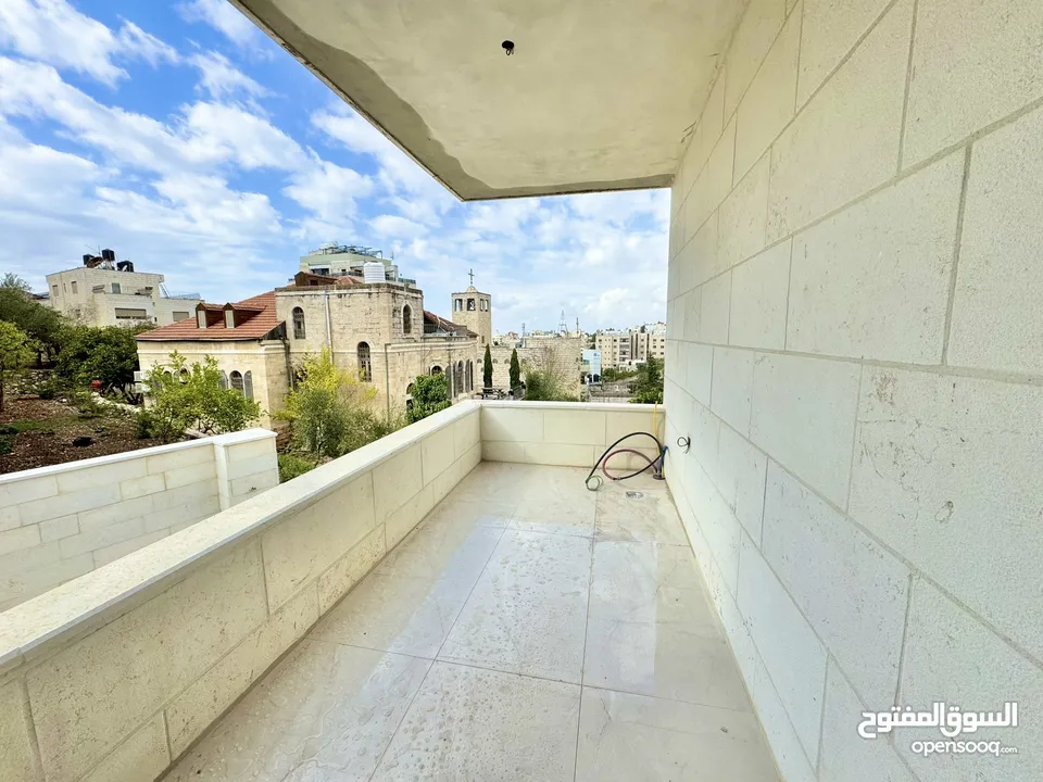 شقة جديدة وموقع مميز