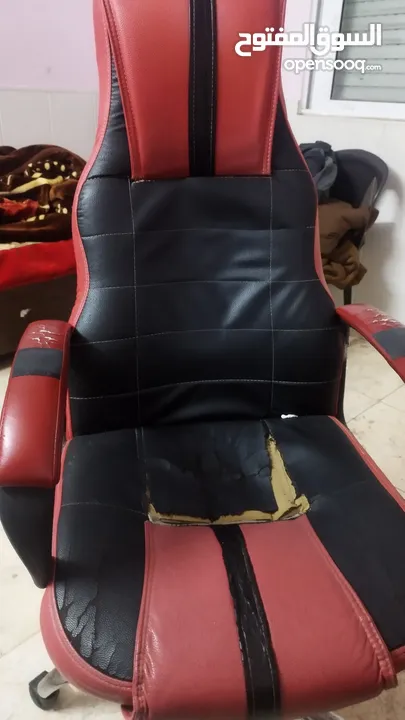 كرسي جيمنغ أحمر مستعمل بحالة جيدة