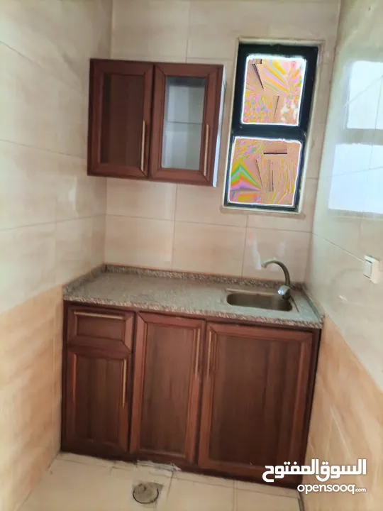 مكاتب ومحلات للايجار في موقع حيوي ومخدوم و بسعر مغري