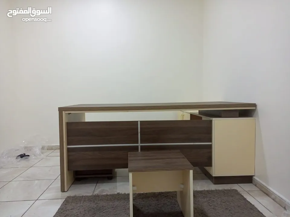 مكتب مدير 180سم مع جانبية وادراج وطاولة هديه مع كل مكتب لامينيت للأثاث المكتبي
