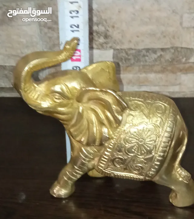 فيل نحاس منقوش