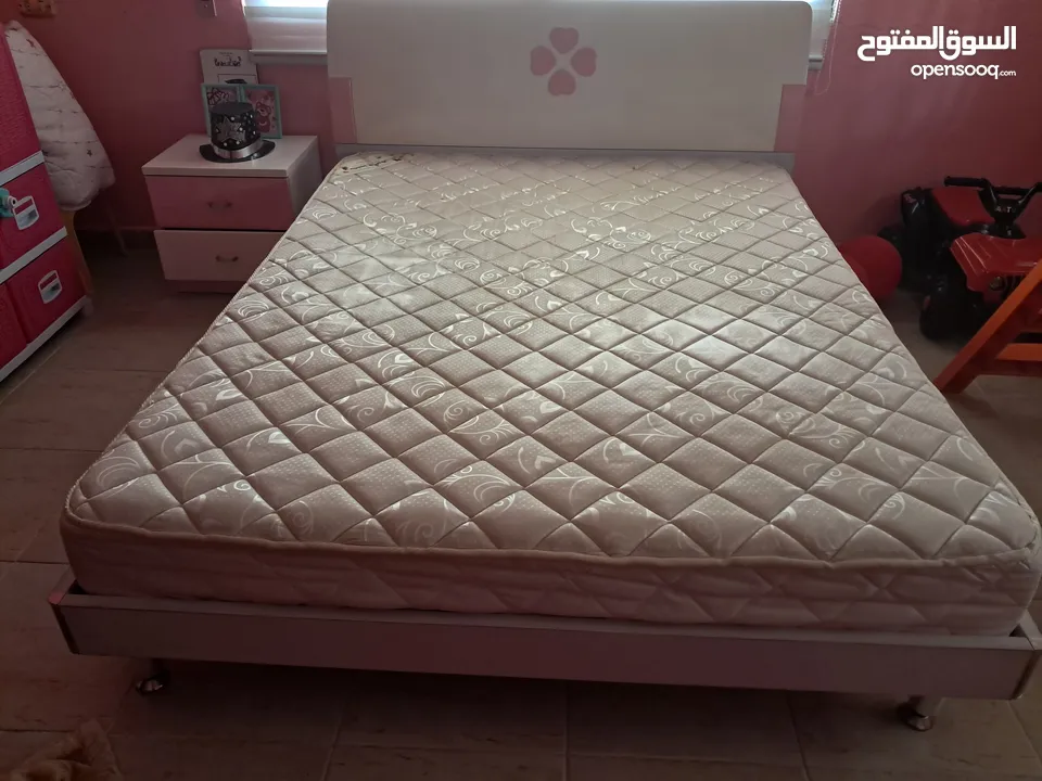 تخت للبيع مع فرشة زمبركية