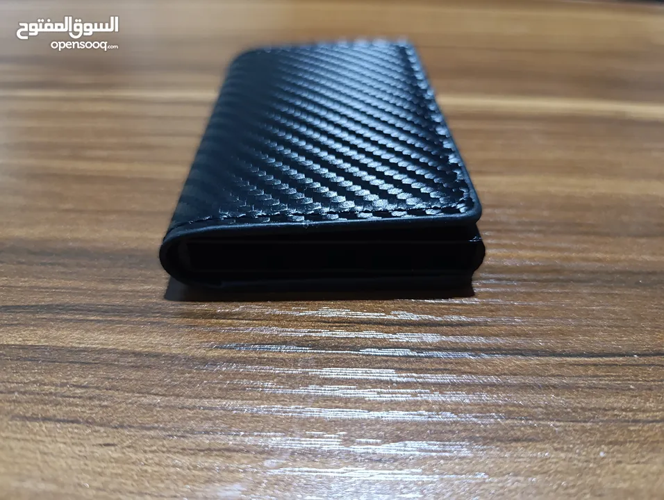 حافظة بطاقات معدن مع محفظة جلد مميزة لون اسود كاربون فايبر مميز