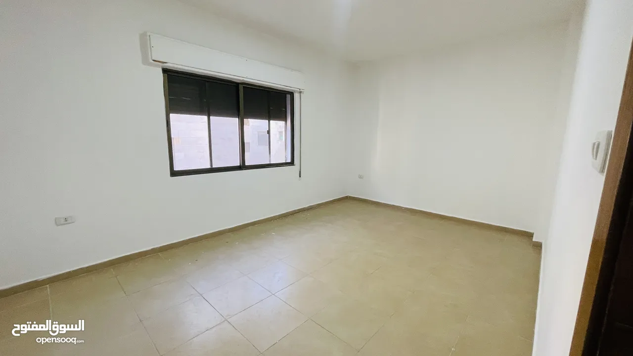 للبيع شقة جديدة لم تُسكن من قبل في منطقة الزهور، بموقع حيوي وقريب من جميع الخدمات