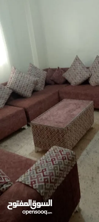 طقم كنب عدد 2 جديد استعمال اسبوع واحد البيع لسبب السفر السعر مناسب بحدود المعقول مع ممرات سجاد
