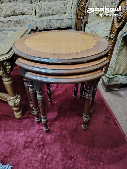 أثاث غرفة جلوس كامل (طقم كنب +طاولة صالون +3 طاولات صغيرة) بحالة جيدة جداً بسعر مغري