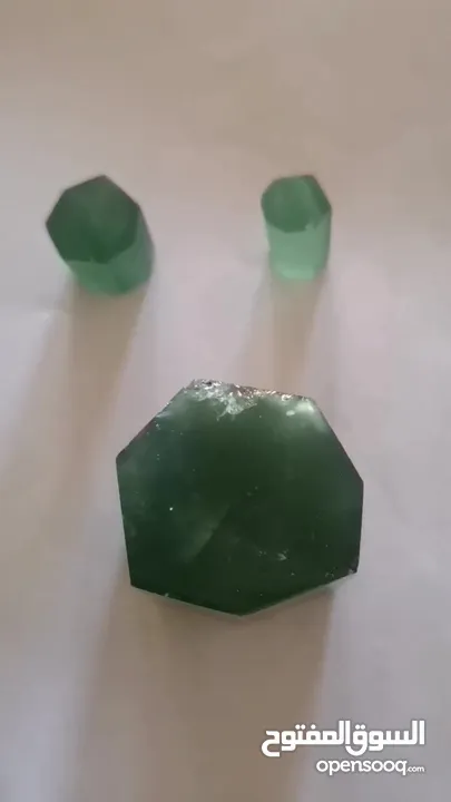 حجر من النوادر فخم أخضر كريم خام طبيعي
