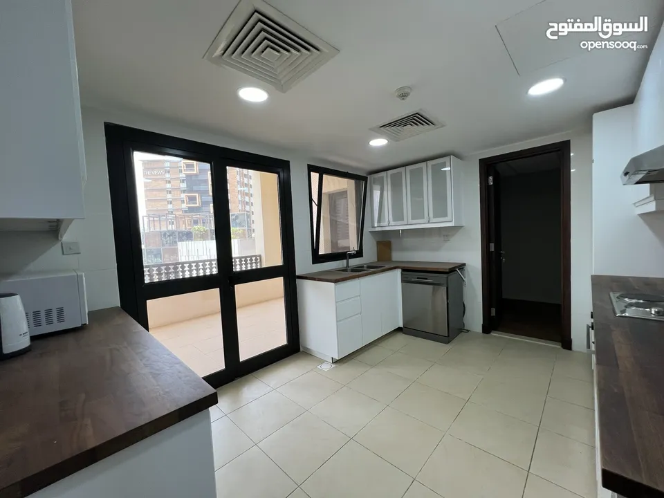 للبيع العاجل شقة مجددة 3 غرف + غرفة خادمة دخول مباشر للشاطئ