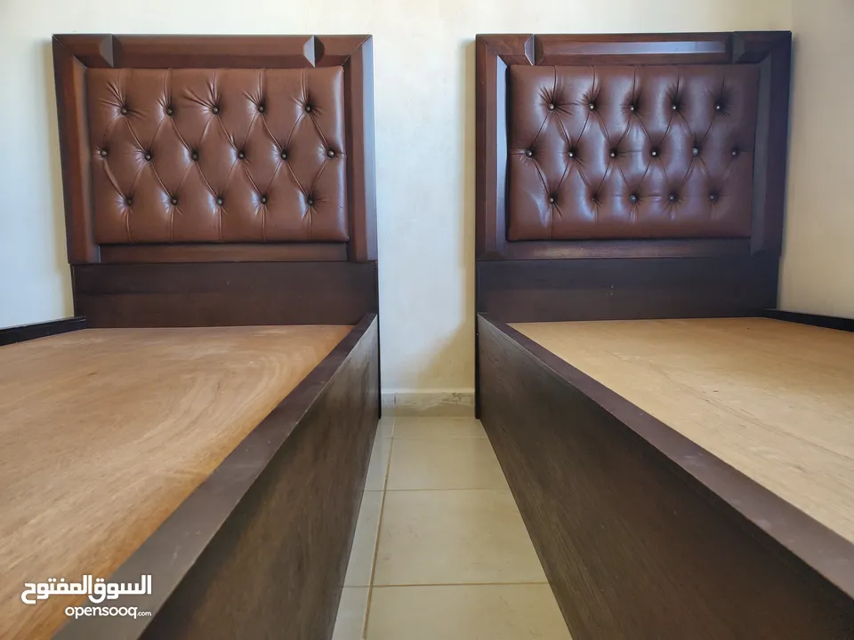 تختين مفرد خشب مع لوح خشبي بحاله الوكاله