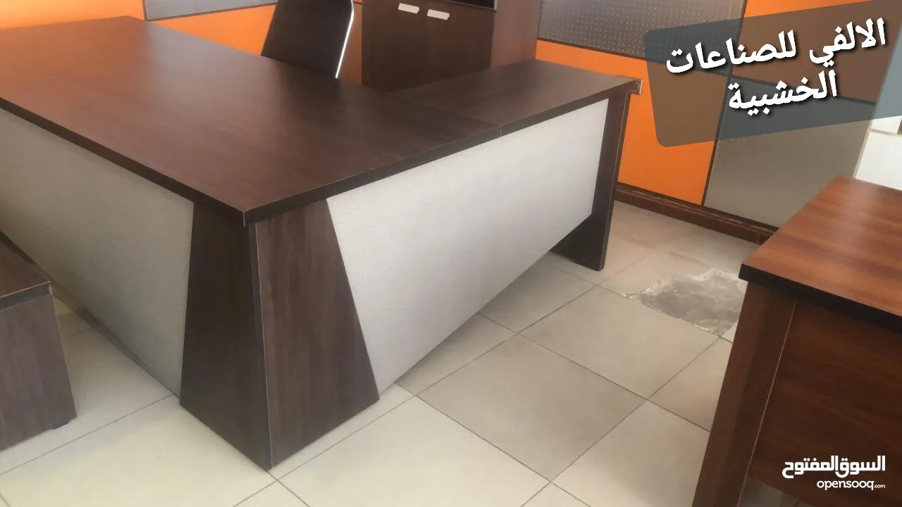 مكتب مدير مع جانبية وادراج وطاولة