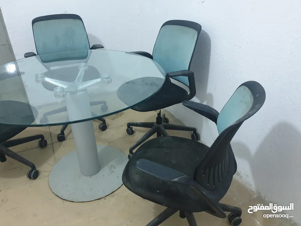 طاولة زجاج سيكوريت مع كراسي