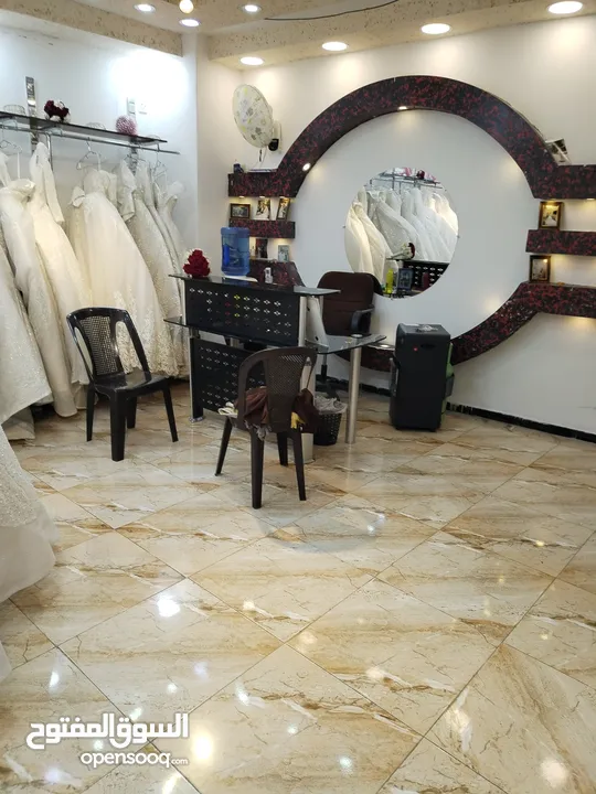 بداعي العودة لسوريا مشروع قائم منذ 9 سنوات بدخل ممتاز للبيع  صالون سيدات مع معرض فساتين في نفس