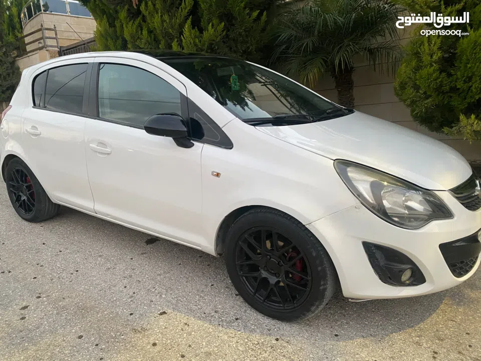 اوبل كورسا اتوماتيك. 2015. الماني. مطور 1400 بنزين. تامين وترخيص لشهر 5. جنط اسود مميز.سقف اسود. شاش