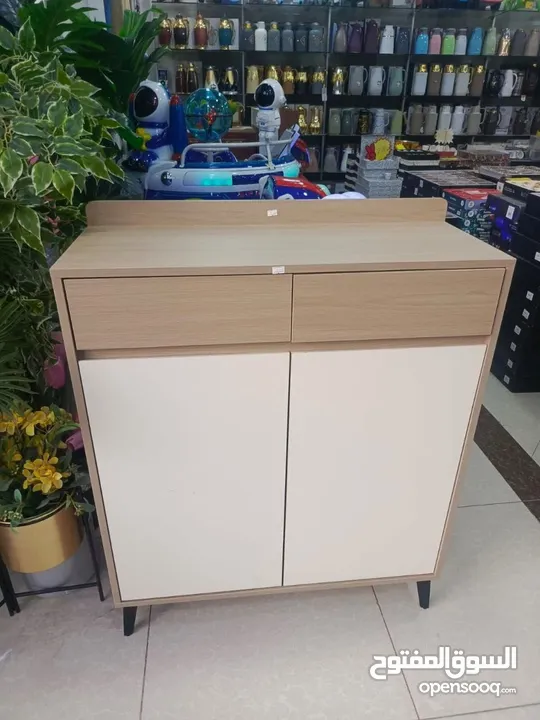 خزانة فاخرة بتصميم عصري أنيق ثلاثة دفات مصنوعة من خشب عالي الجودة بلمسة طبيعية تجمع بين اللون الخشبي