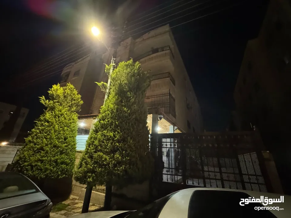 شقة أرضية سوبر ديلوكس مع ترس وكراج خاص منطقة جميله وقريبة من الأسواق والخدمات 3 مداخل