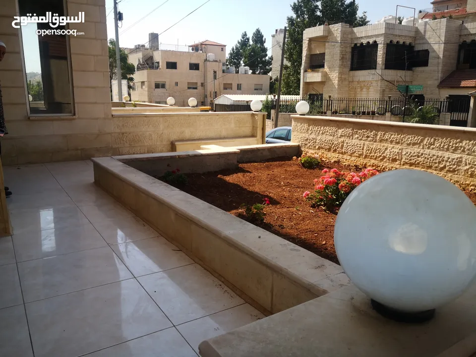 شقة مفروشة ارضية فاخرة للايجار بالقرب من الجامعه الاردنيه و جامعة الاميرة سمية الجبيهة 4 من المالك م