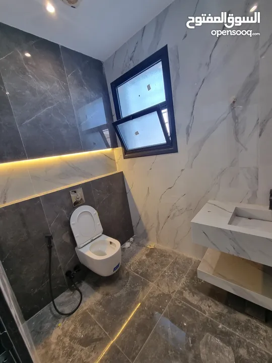شقة طابقية فاخرة للبيع