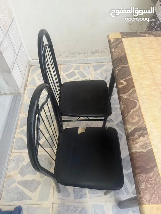 طاولة بسطح ستانليس ستيل مع 4 كراسي حديد – بحالة جيدة!