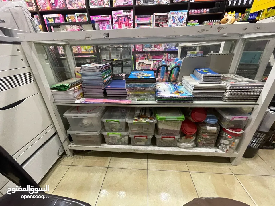 مكتبة وألعاب للبيع