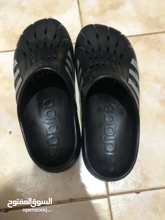 جزمتين اديداس (ADILETTE CLOGS) نظيفة للبيع بسعر جبار