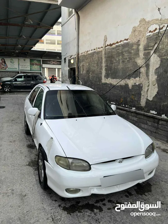 اكسنت 97 لون ابيض فيها ضربه بالجناح