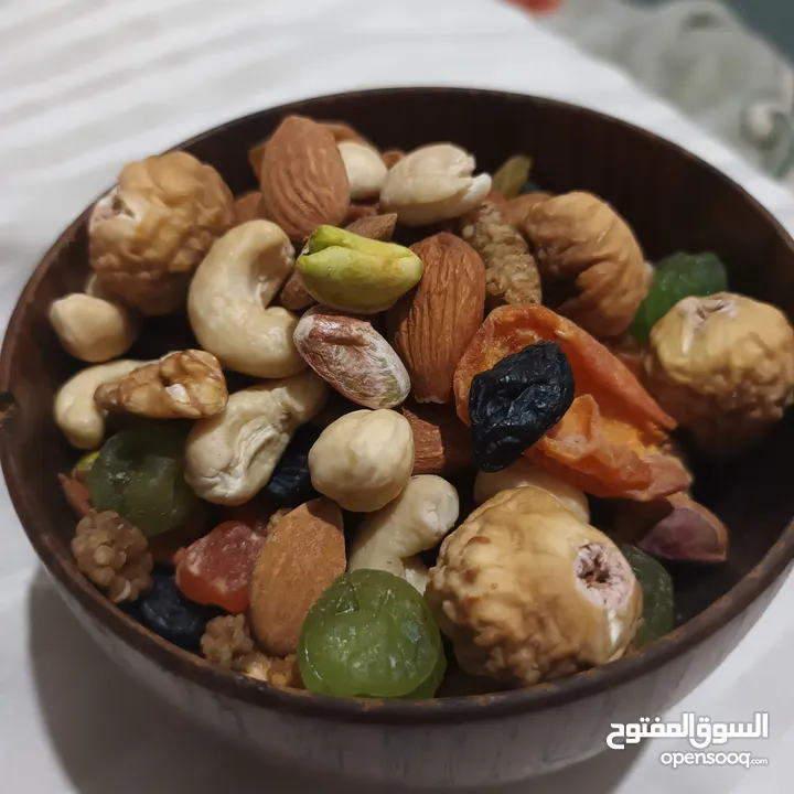 المكسرات و الفواكهة المجففه