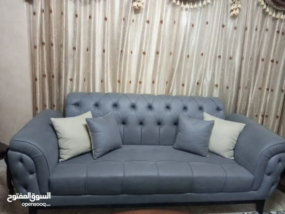 كنب تفصيل باللونين السكني والبيج مكون من سبعة  مقاعد بحالة الوكالة جديد