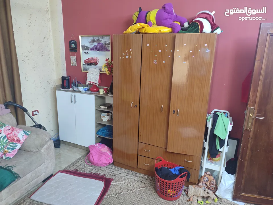 أثاث بيت كامل للبيع دفعة واحدة – نظيف وسعر مناسب  كنب + خزانة + برادي + سجادة للبيع معًا بحالة جيدة