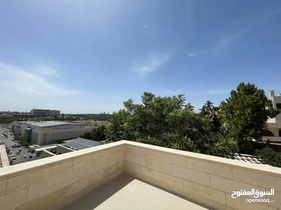 شقة طابقية (سكن خاص) للبيع بإطلالة (بانارومية) وجميلة جداً على السيتي مول وحدائق الحسين وقرب مكة مول