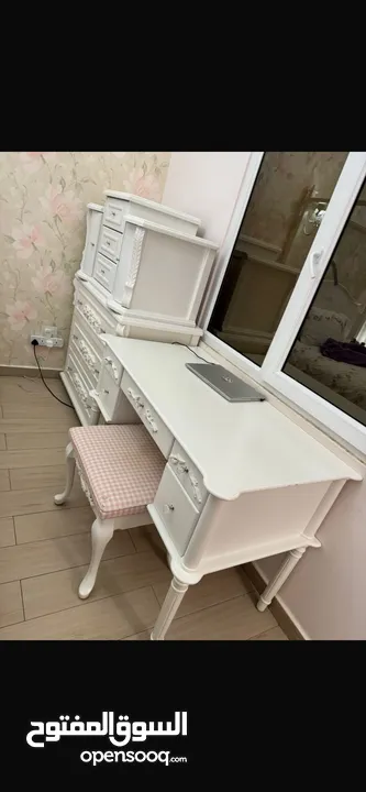 للبيع مجموعة من قطع الأثاث  شبه جديده  للبيع جميع القطع