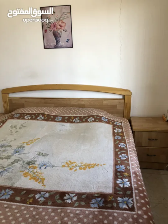 غرفه نوم لاتيه مقشره زان بحالة الوكاله للبيع بسعر مغري مع ملحقاتها