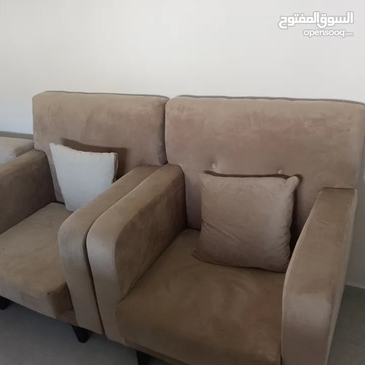 طقم جلوس وطاوله صغيره من ايكيا مع  4 كراسي للبيع