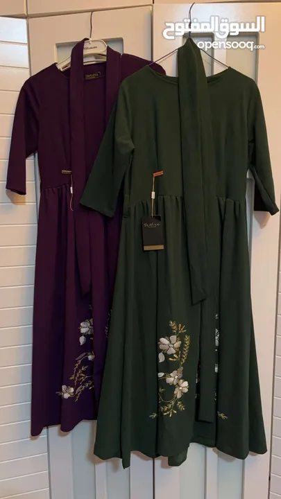 فستان بنفسجي / فستان أخضر