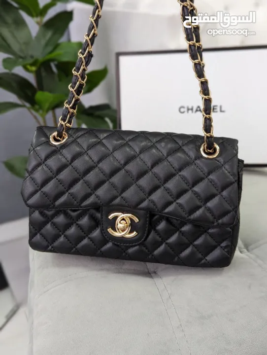 شنط شانيل حجم وسط   كوبي ون بنفس شكل الأصلي وبخامة عملية جدًا! وأنيق و انوثي متوفر بلون احمر و اسود