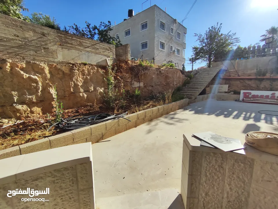 شقة جديده مع ساحه غير مفروش للايجار في سردا