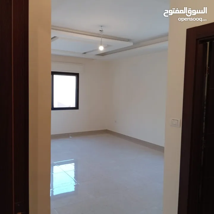 طريق المطار لم تسكن سوبر ديلوكس شقه فارغه للايجار + 240 متر 5 غرف نوم ـ 2 ماستر