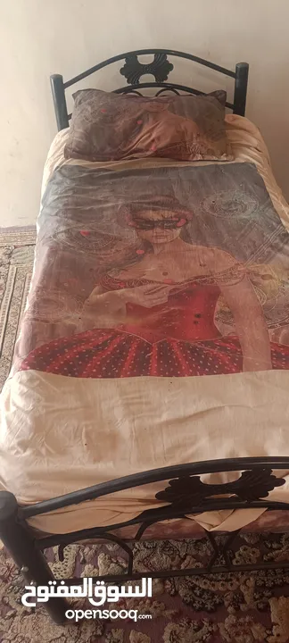 تخت سرير مع اللحاف