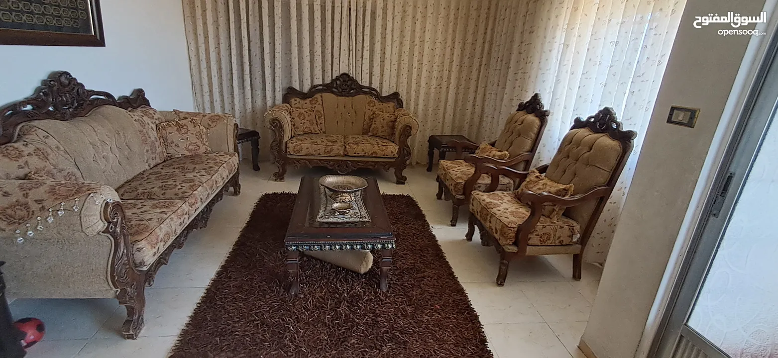 طقم كنب مع طاولات وثريا لغرفة الجلوس
