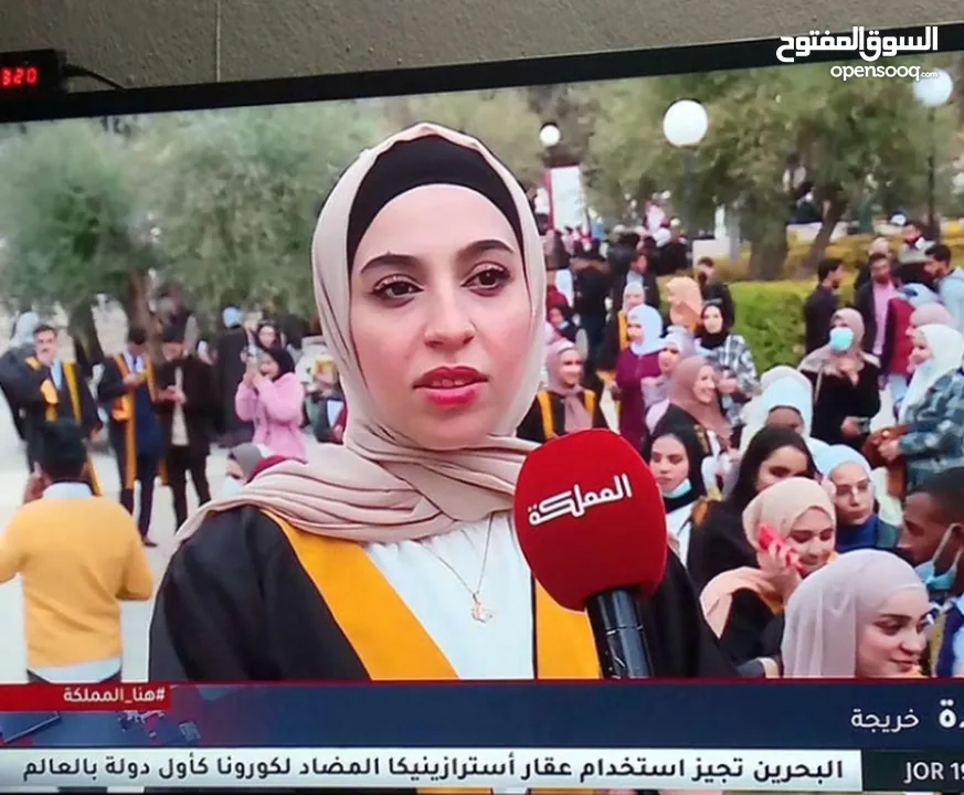 : الشاشه والريموت الاصلي والقاعده الارضيه والرس