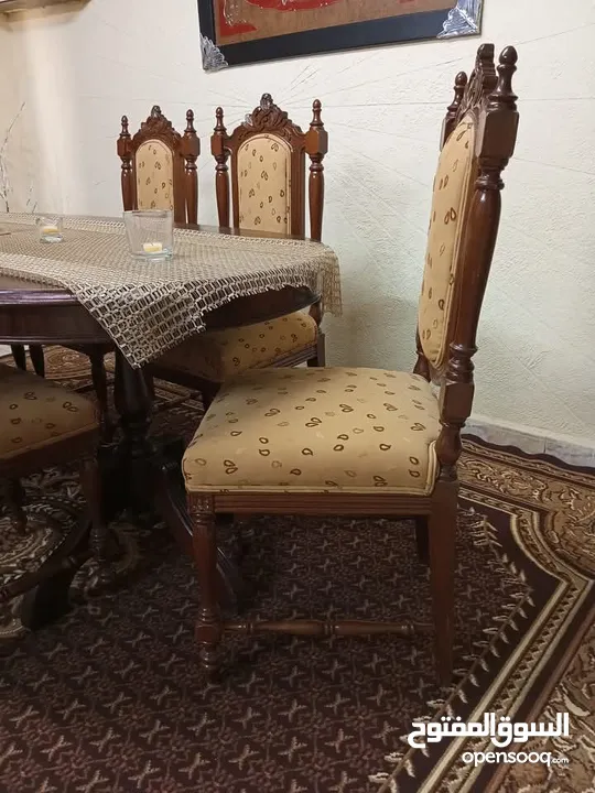 طاولة سفرة وسرير بيبي وطاولة وسط وسجادتين