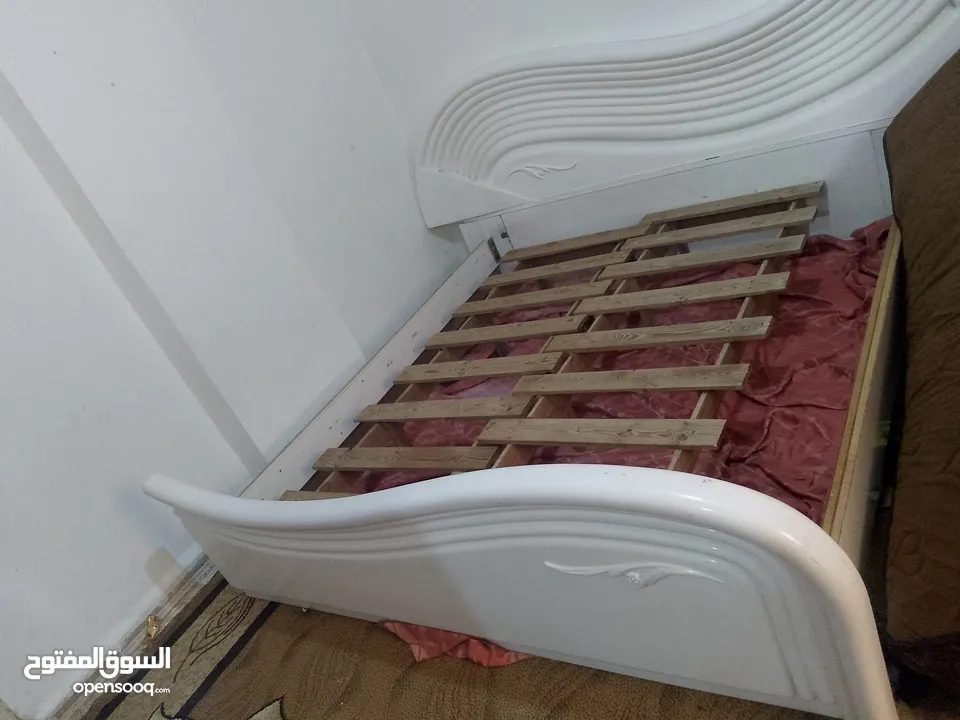 فرشه مقاومه لمرض الدسك مع تخت ابيض مقاومه ضد التعفن