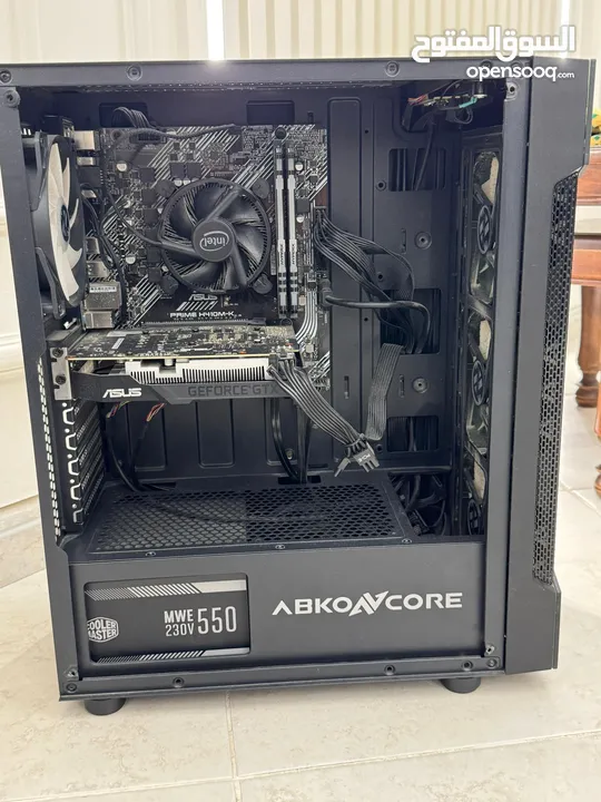 Pc بحالة الوكالة  كل القطع تعمل و بكفاءة ممتازة