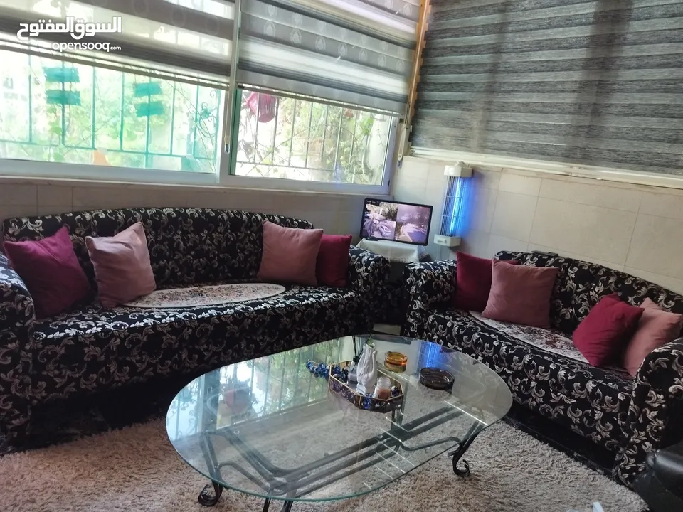 طاولة وسطية معدن وزحاج وتنين جانبيات خشب اسود ايكيا وسجلونتين ثلاثية  بتفتح بكس ثنائية وكرسين انتيكا